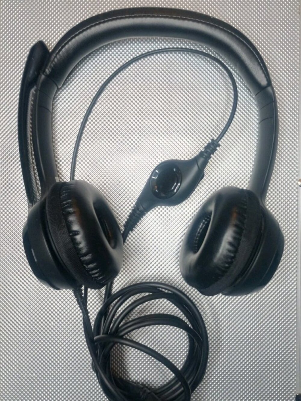 Logitech H390 USB Headset with In-Line Controls Noise-Canceling Mic Black Used